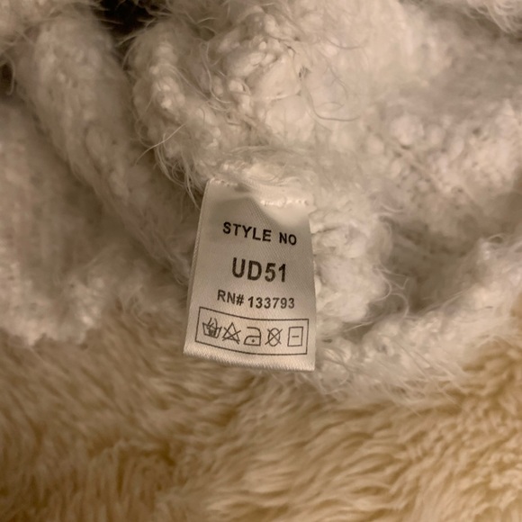 POL Soft V Neck Sweater - Picture 6 of 8